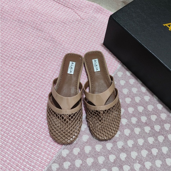 Alaia Shoes - Alaia Tan Woven Patent-Trim Slide Mules